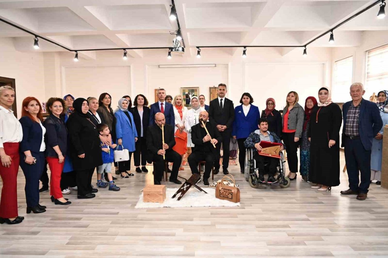 Yıl sonu sergisi ’el sanatları şölenine’ dönüştü