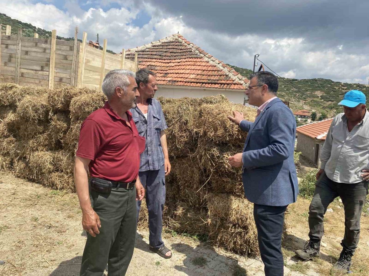 Alaşehir Belediyesi kırsal mahallerde saman dağıttı