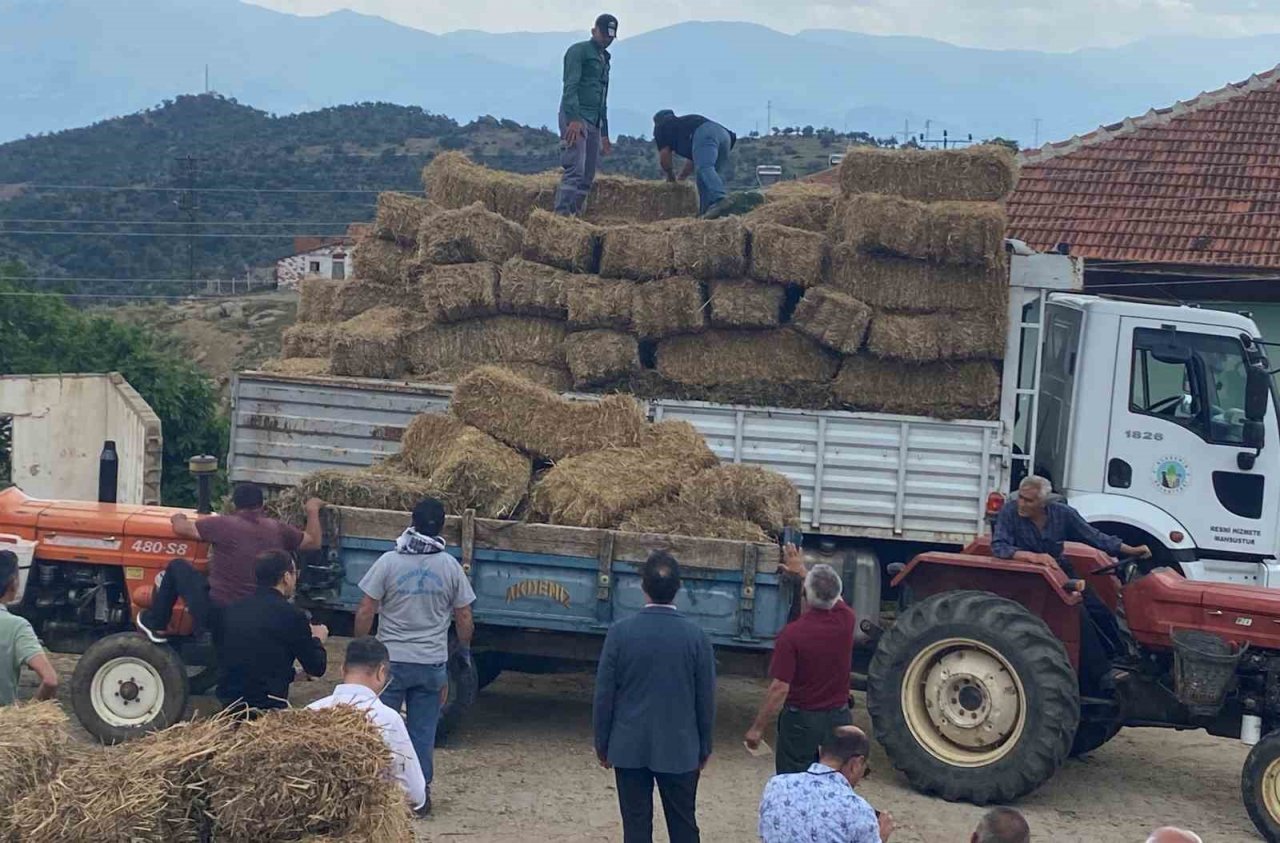 Alaşehir Belediyesi kırsal mahallerde saman dağıttı