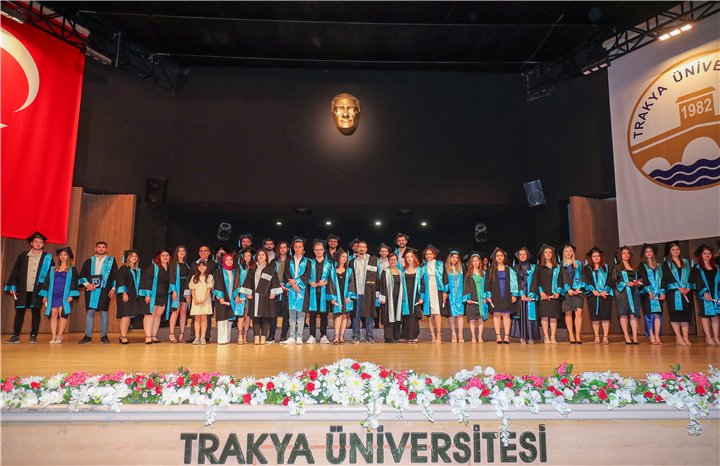 Üniversitelilerin mezuniyet sevinci