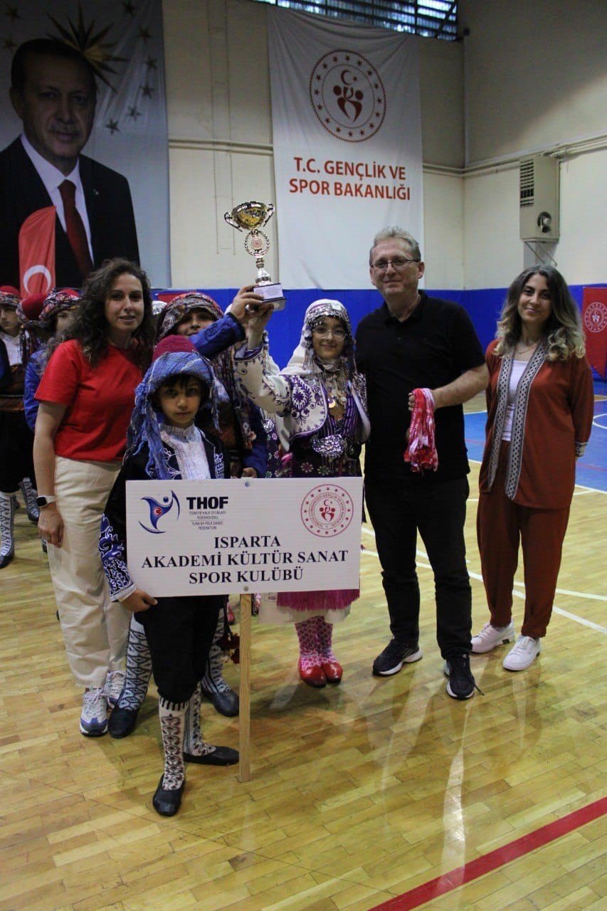 Halkoyunları yarışmasında Eğirdir’e iki birincilik