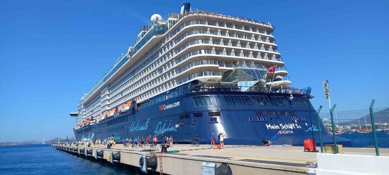 Dev gemi ile 2 bin 539 yolcu geldi