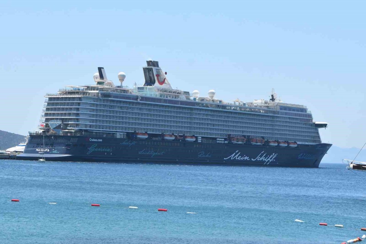 Dev gemi ile 2 bin 539 yolcu geldi