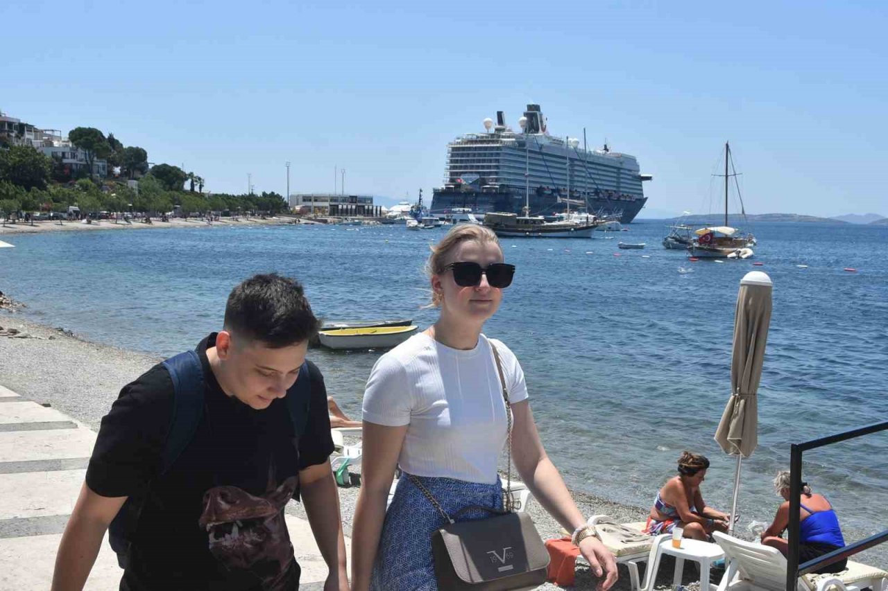 Dev gemi ile 2 bin 539 yolcu geldi