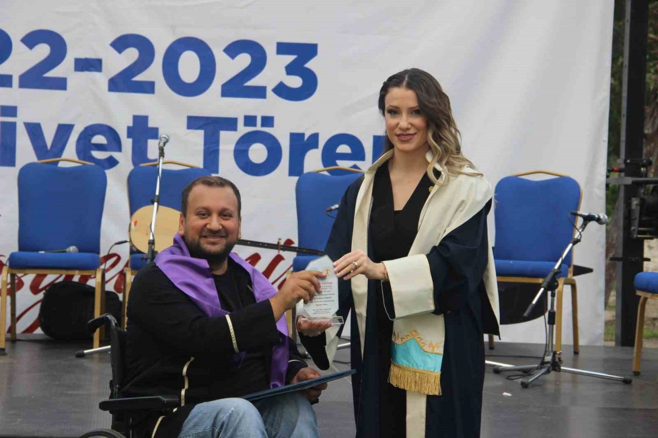 Deprem bölgesinde mezun olan öğrenciler sevinç ve hüznü bir arada yaşadı