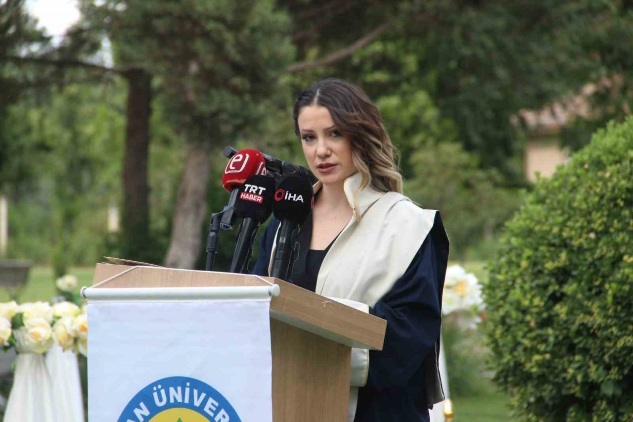 Deprem bölgesinde mezun olan öğrenciler sevinç ve hüznü bir arada yaşadı