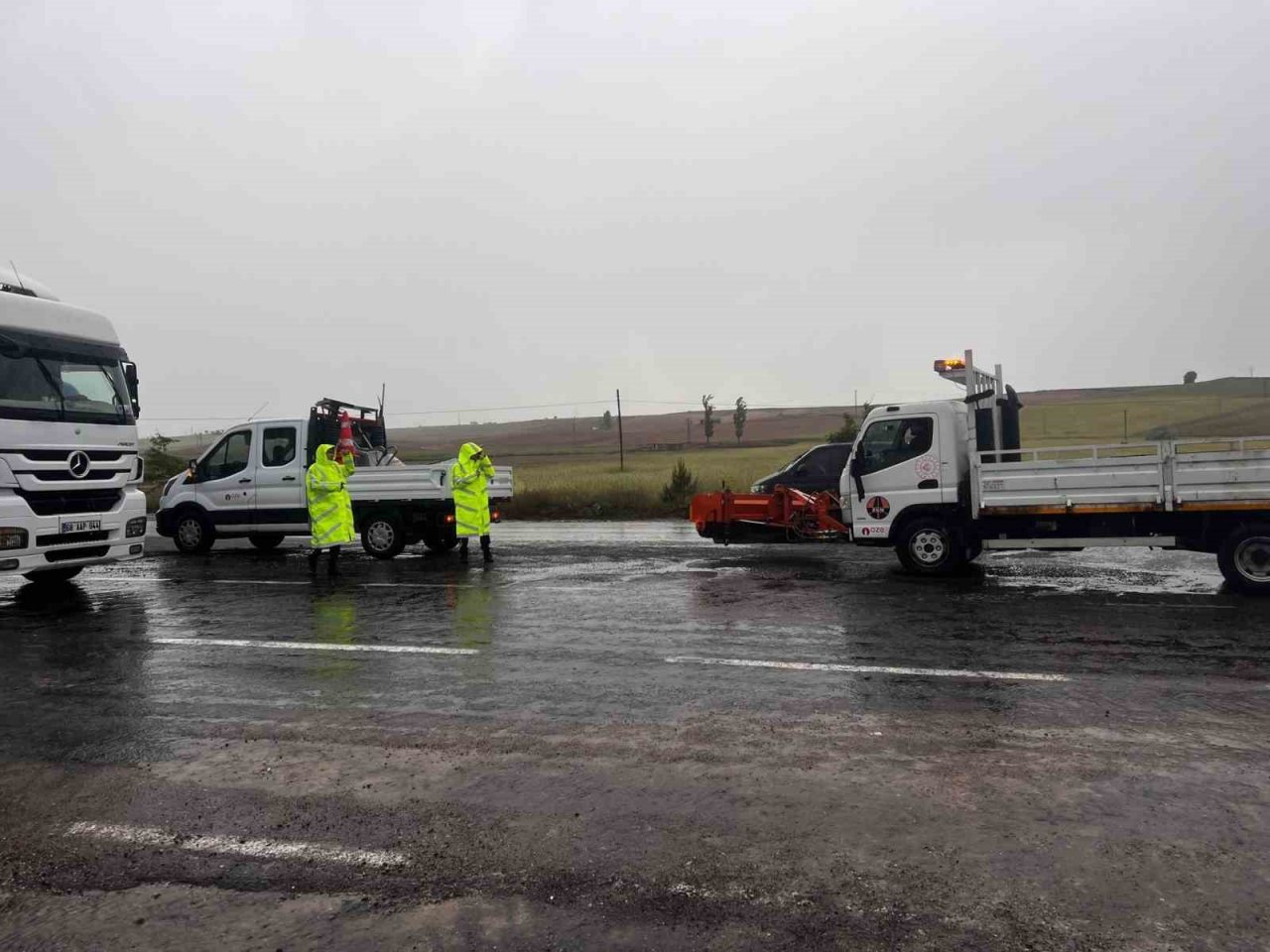 Sağanak sele döndü, ulaşım aksadı