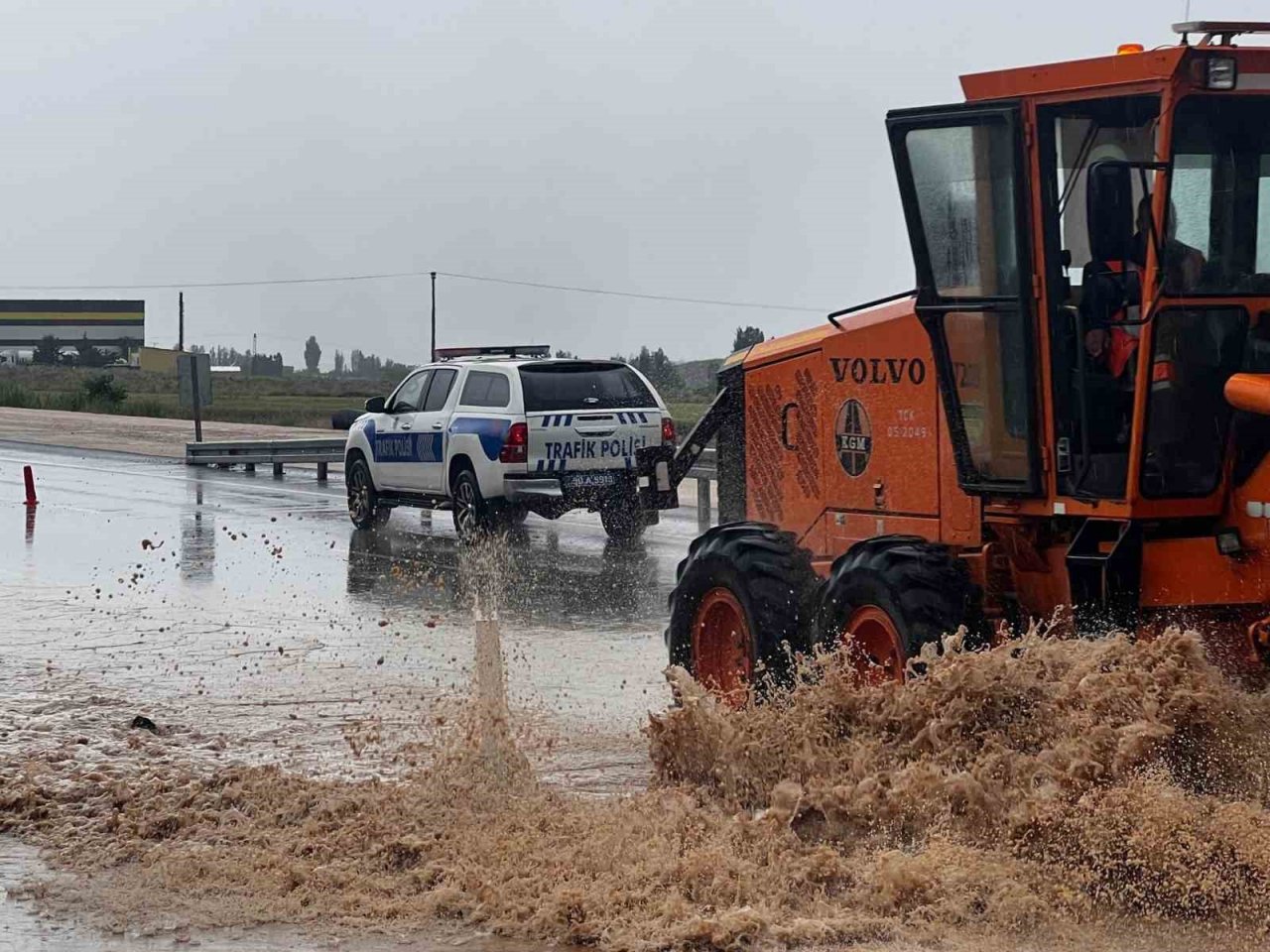 Sağanak sele döndü, ulaşım aksadı