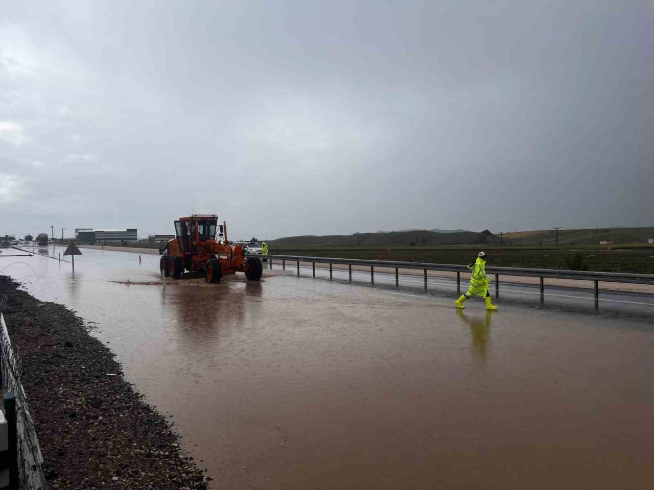 Sağanak sele döndü, ulaşım aksadı