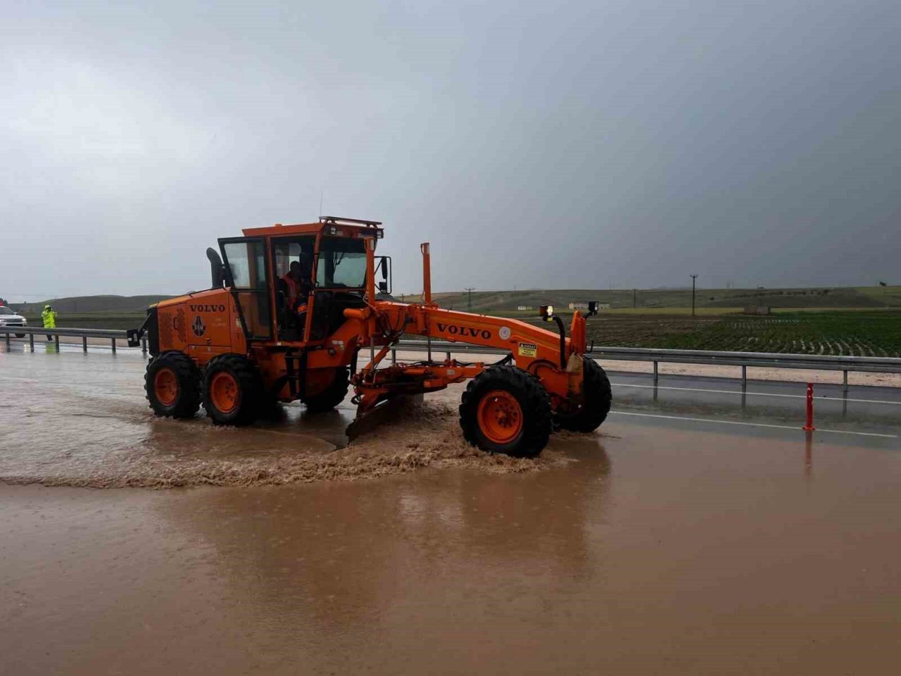 Sağanak sele döndü, ulaşım aksadı