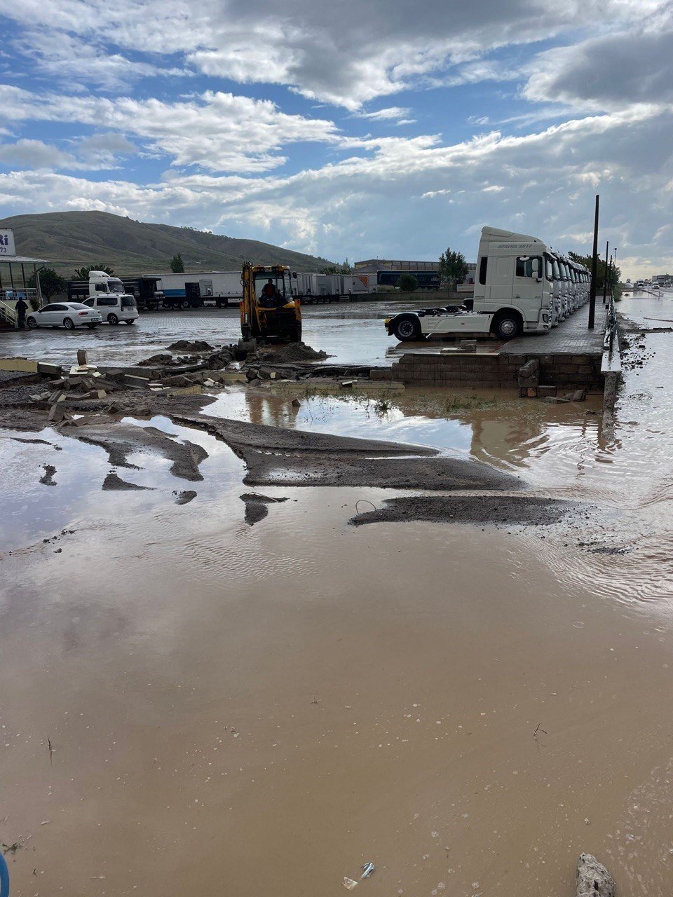 Sağanak sele döndü, ulaşım aksadı