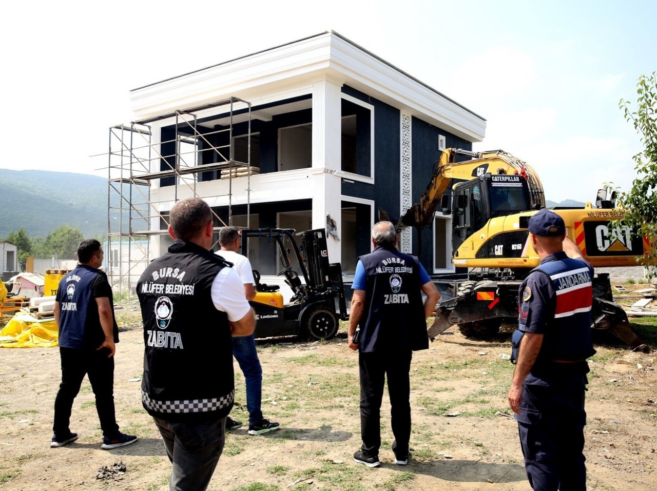 Tarım arazisine yapılan kaçak lüks yapı yerle bir edildi