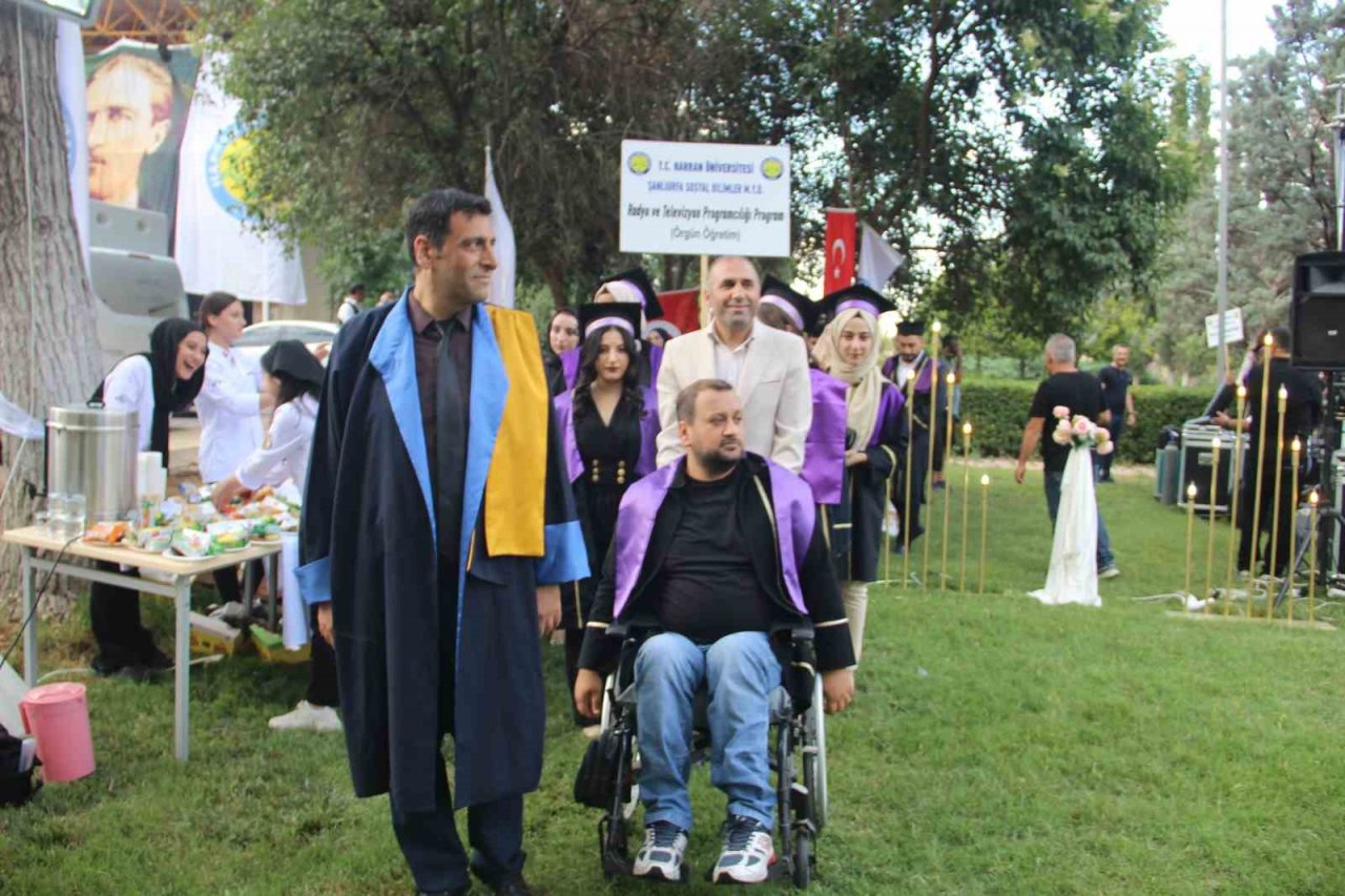 Deprem bölgesinde mezun olan öğrenciler sevinç ve hüznü bir arada yaşadı