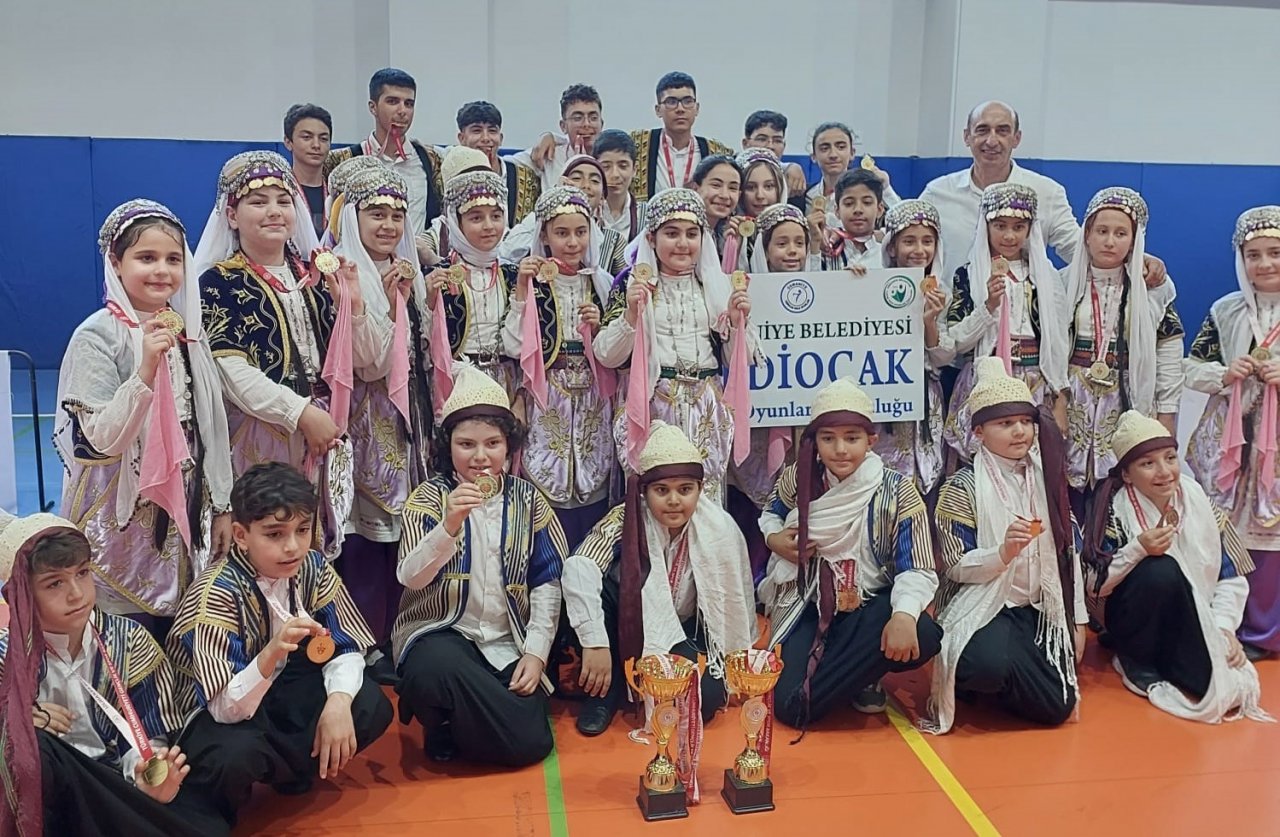 Osmaniye Yedi Ocak Halk Oyunları Topluluğu iki birincilik kazandı