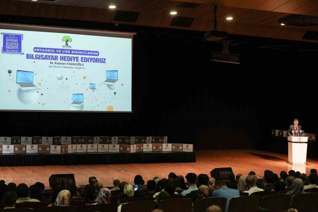 Şehitkamil’deki ortaokul ve lise birincileri ödüllendirildi