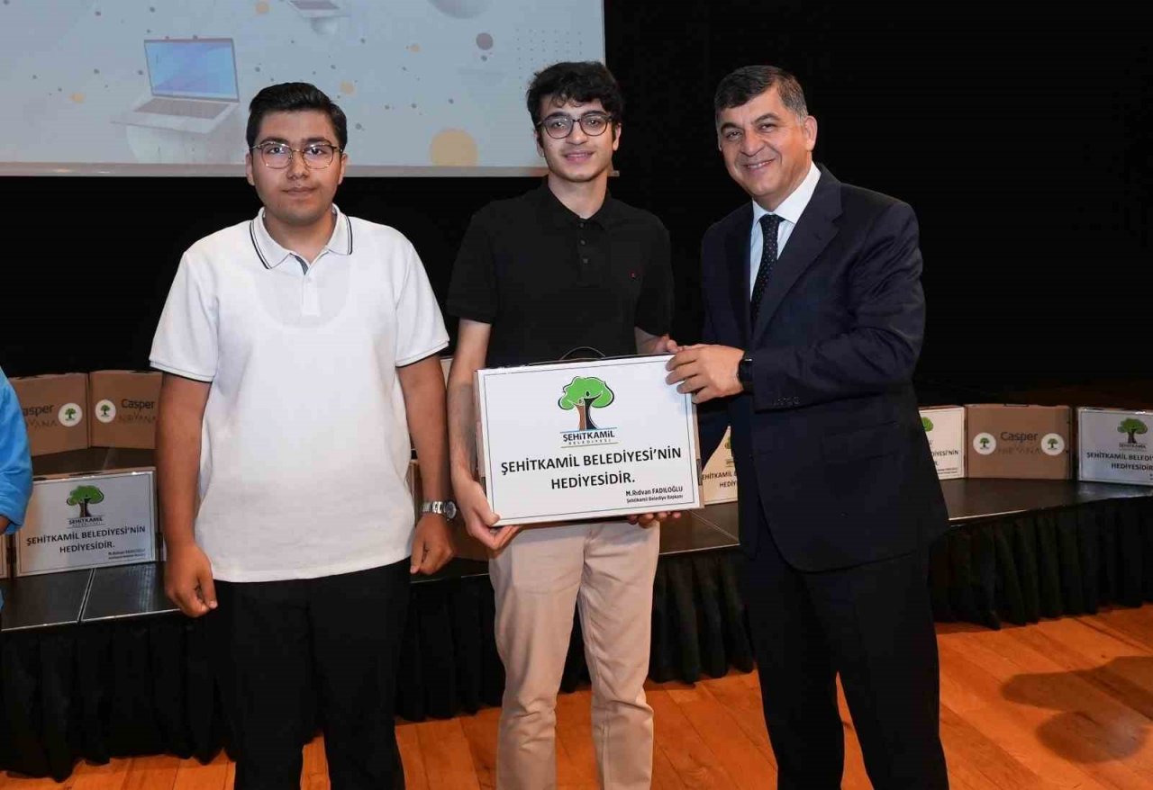 Şehitkamil’deki ortaokul ve lise birincileri ödüllendirildi