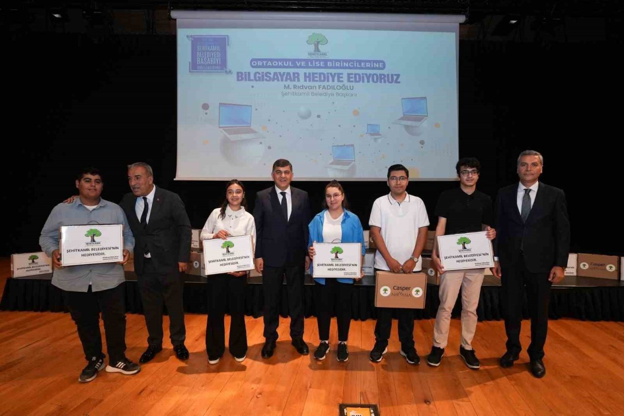 Şehitkamil’deki ortaokul ve lise birincileri ödüllendirildi