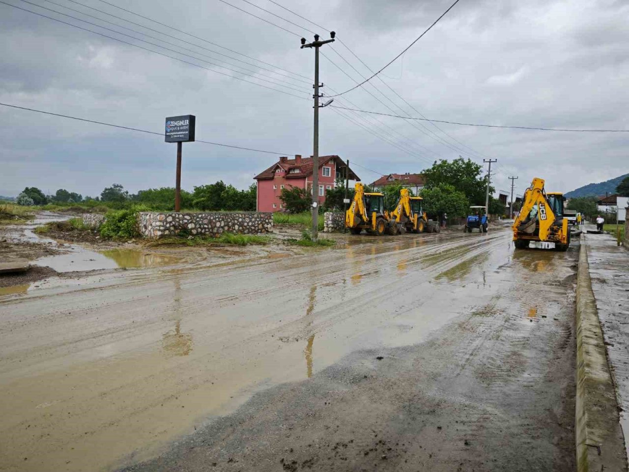 Serdivan’da yağış sonrası onarım ve temizlik çalışması