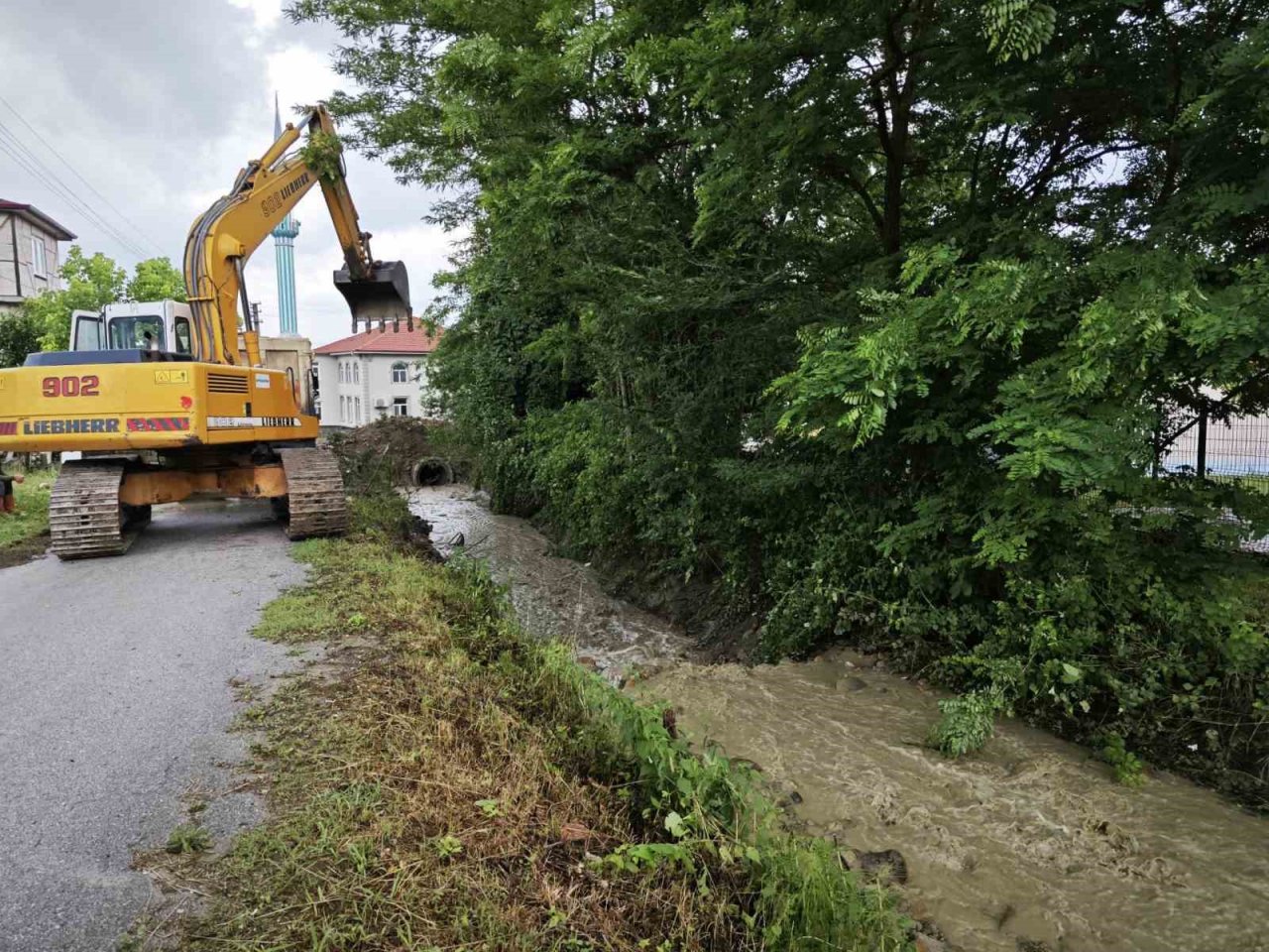 Serdivan’da yağış sonrası onarım ve temizlik çalışması