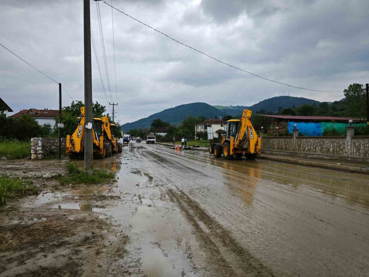 Serdivan’da yağış sonrası onarım ve temizlik çalışması