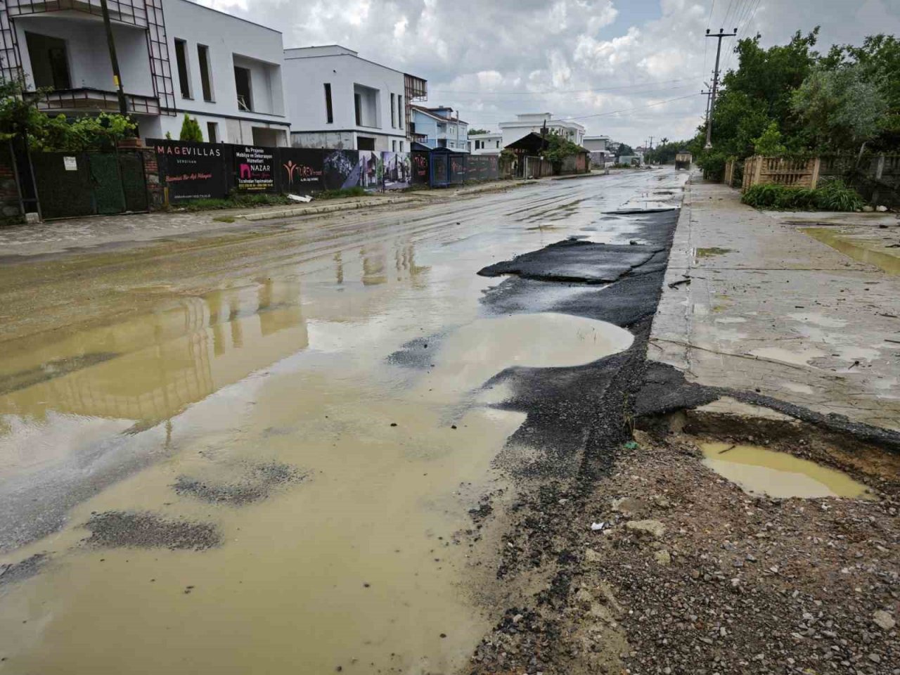 Serdivan’da yağış sonrası onarım ve temizlik çalışması
