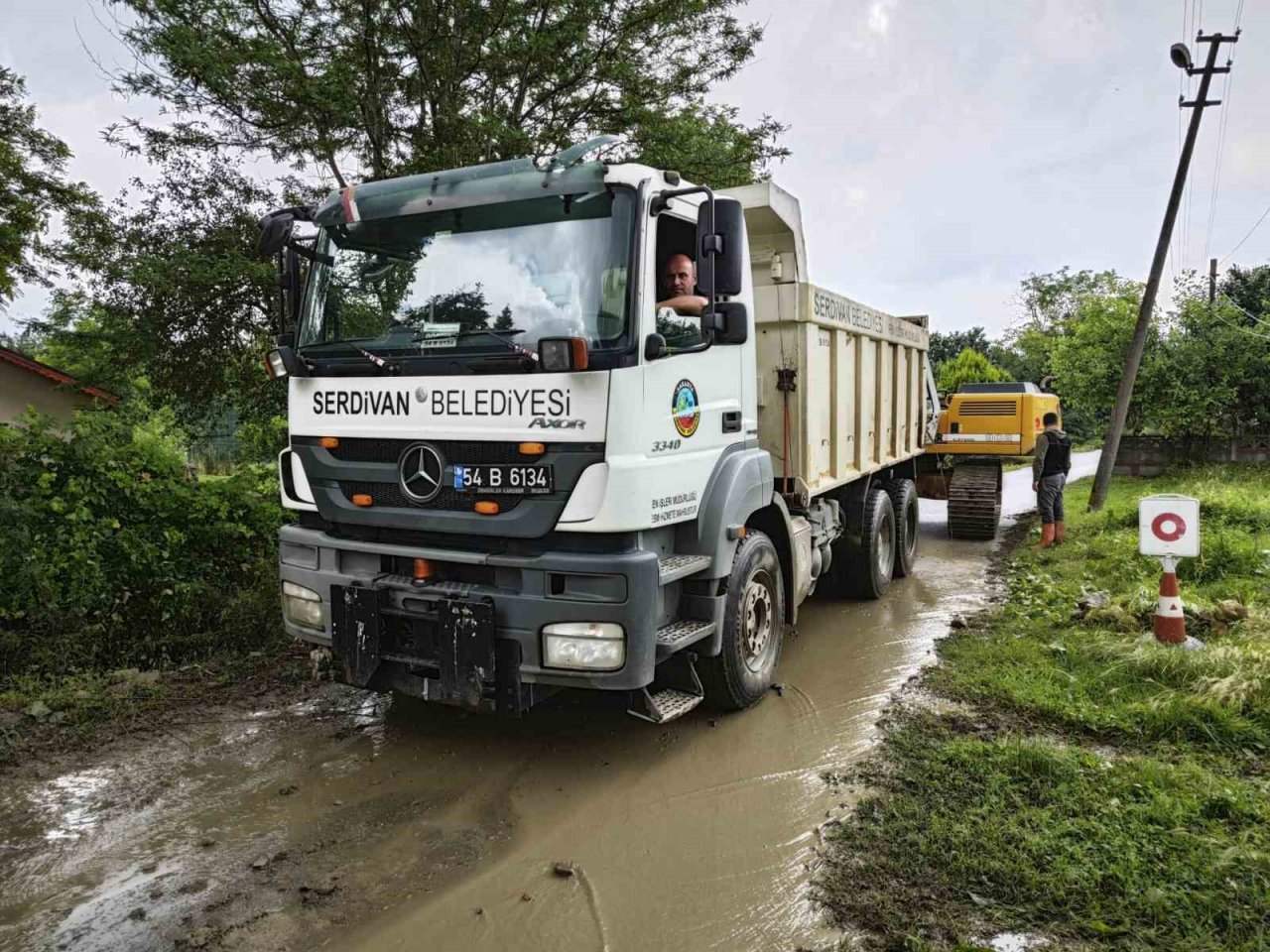 Serdivan’da yağış sonrası onarım ve temizlik çalışması