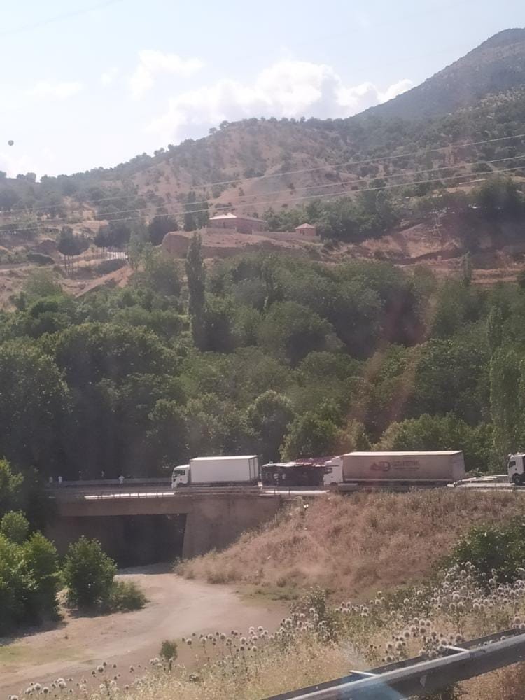 Siirt’te tır devrildi: Sürücü kazayı yara almadan atlattı