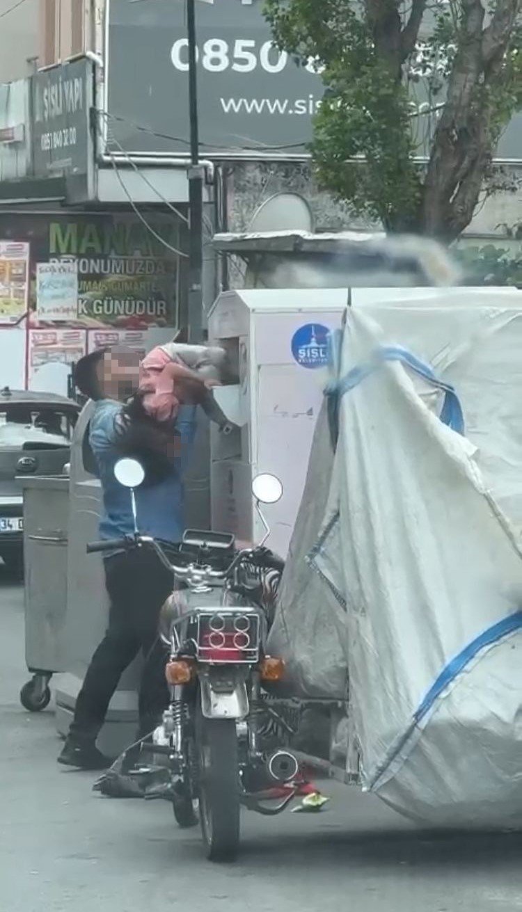 Yardım kutusuna çocuk soktular: Beğenmedikleri kıyafetleri kutuya geri attılar