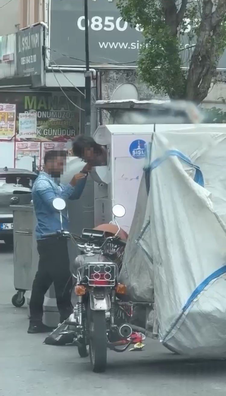 Yardım kutusuna çocuk soktular: Beğenmedikleri kıyafetleri kutuya geri attılar