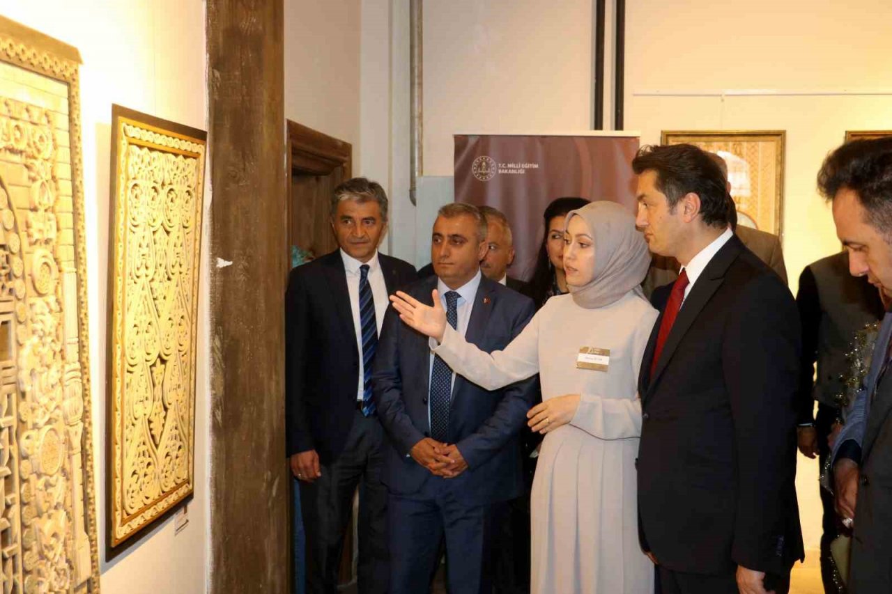 ‘Bozkırda Yükselen Tarih Divriği Ulu Cami ve Darüşşifası’ isimli sergi açıldı