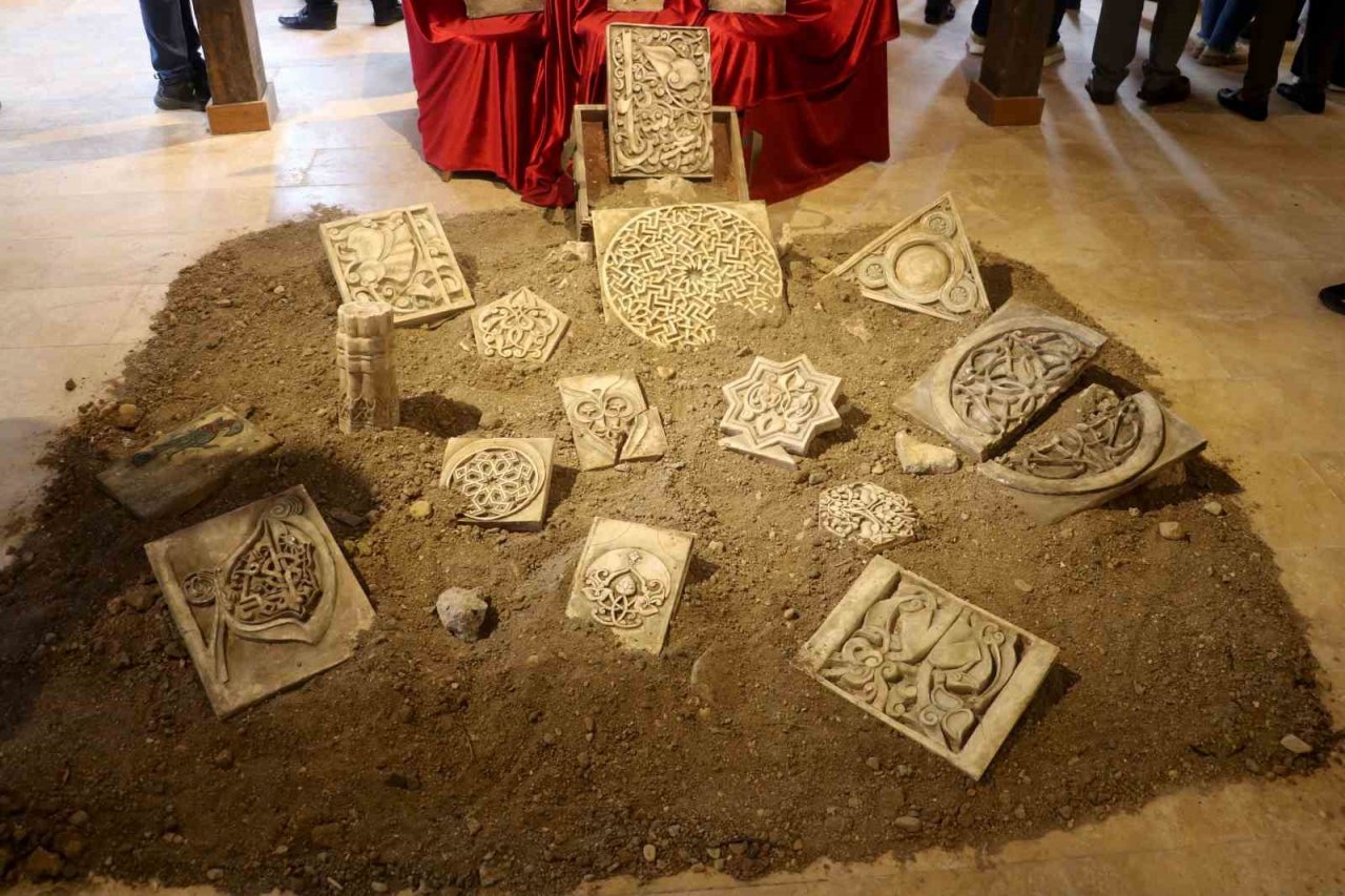 ‘Bozkırda Yükselen Tarih Divriği Ulu Cami ve Darüşşifası’ isimli sergi açıldı