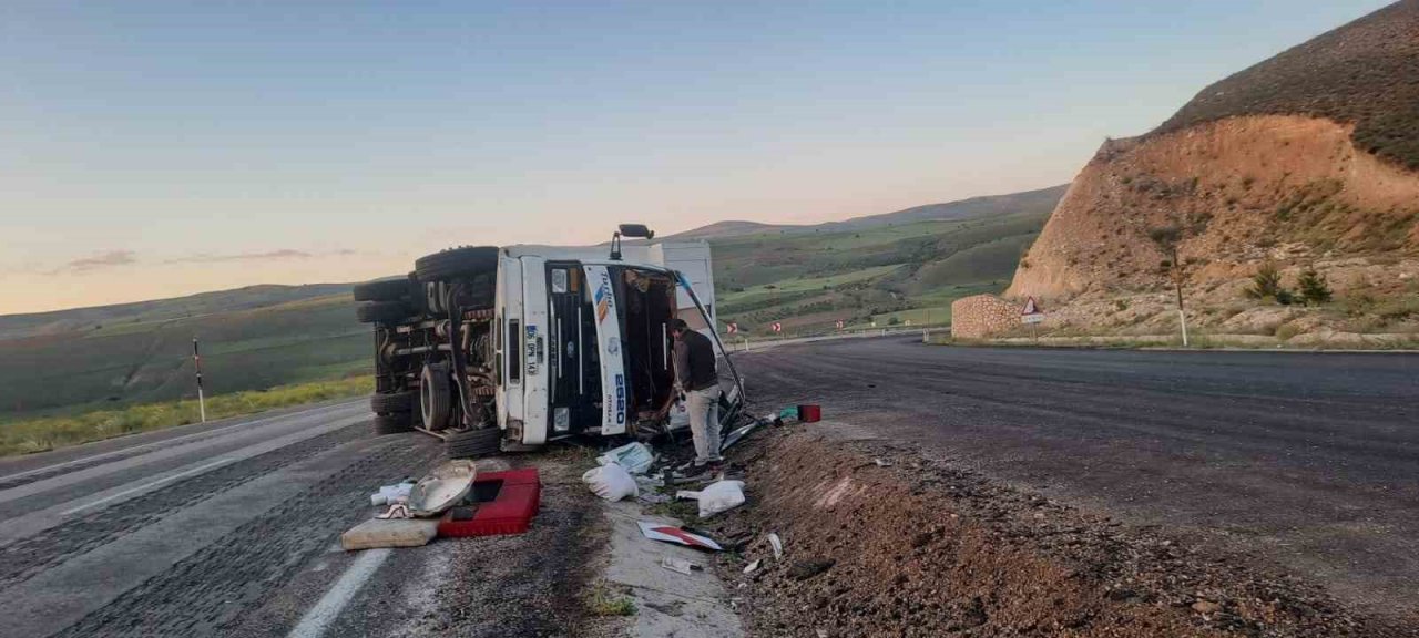 Kontrolden çıkan kamyon yan yattı, 2 kişi yaralandı