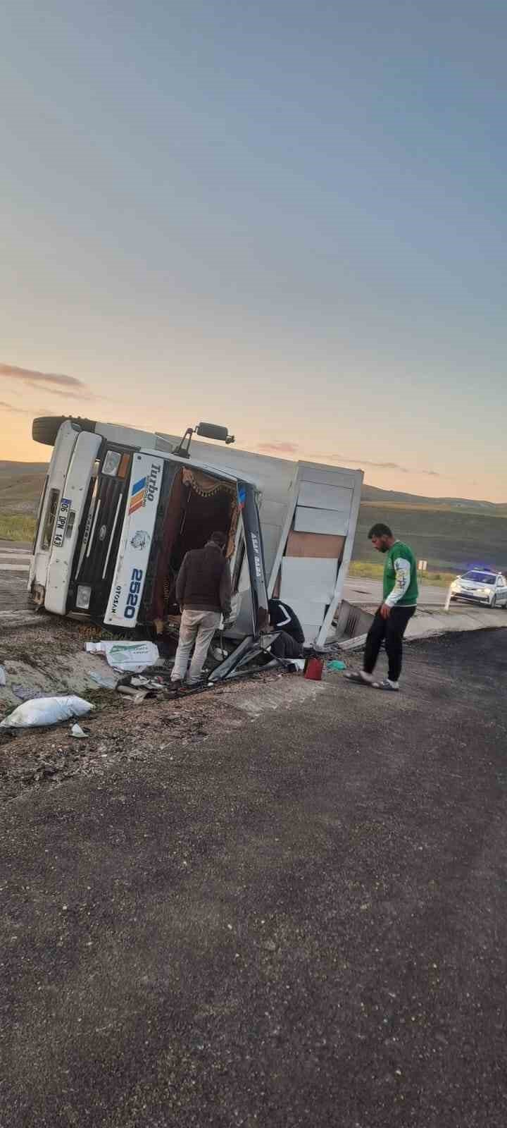 Kontrolden çıkan kamyon yan yattı, 2 kişi yaralandı