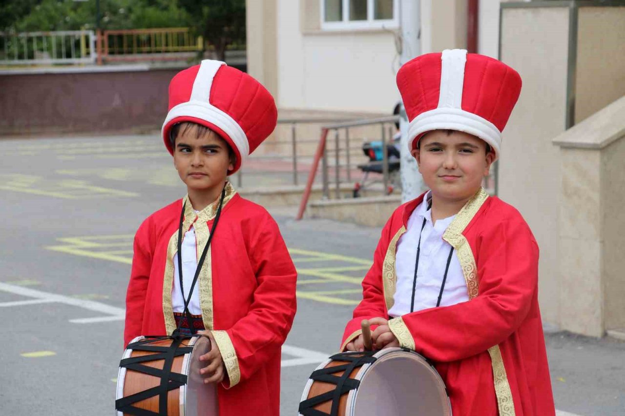 Mektepli minik mehteranlar geçmişten geleceği köprü oluyor