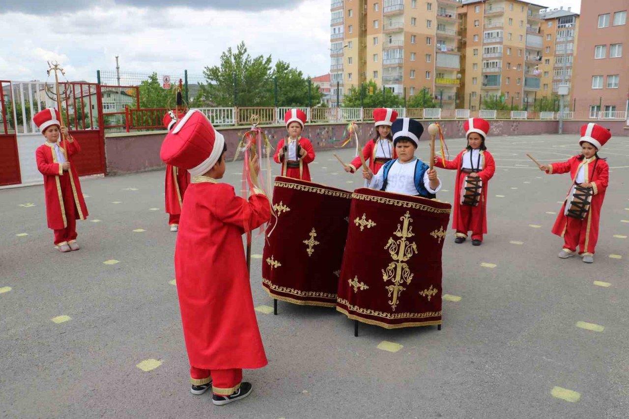Mektepli minik mehteranlar geçmişten geleceği köprü oluyor