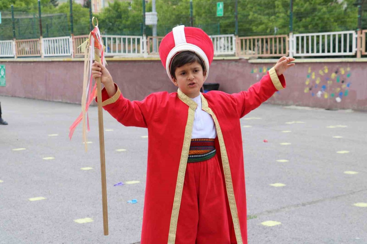 Mektepli minik mehteranlar geçmişten geleceği köprü oluyor