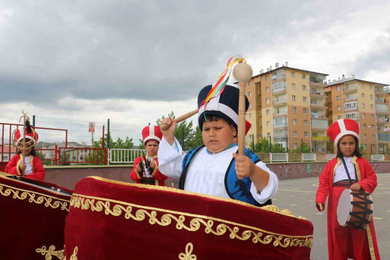 Mektepli minik mehteranlar geçmişten geleceği köprü oluyor