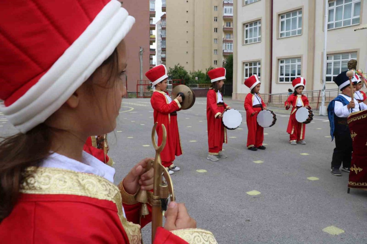 Mektepli minik mehteranlar geçmişten geleceği köprü oluyor