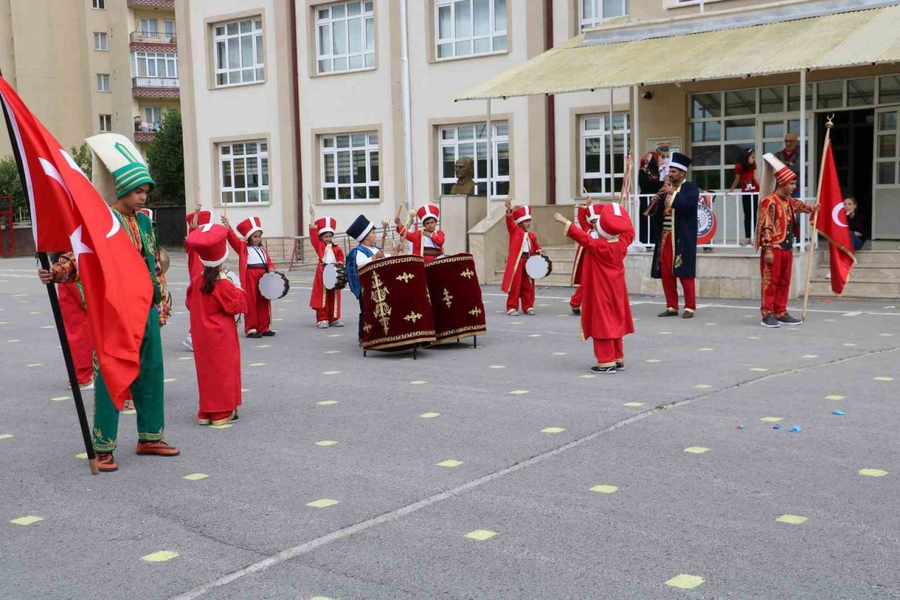 Mektepli minik mehteranlar geçmişten geleceği köprü oluyor