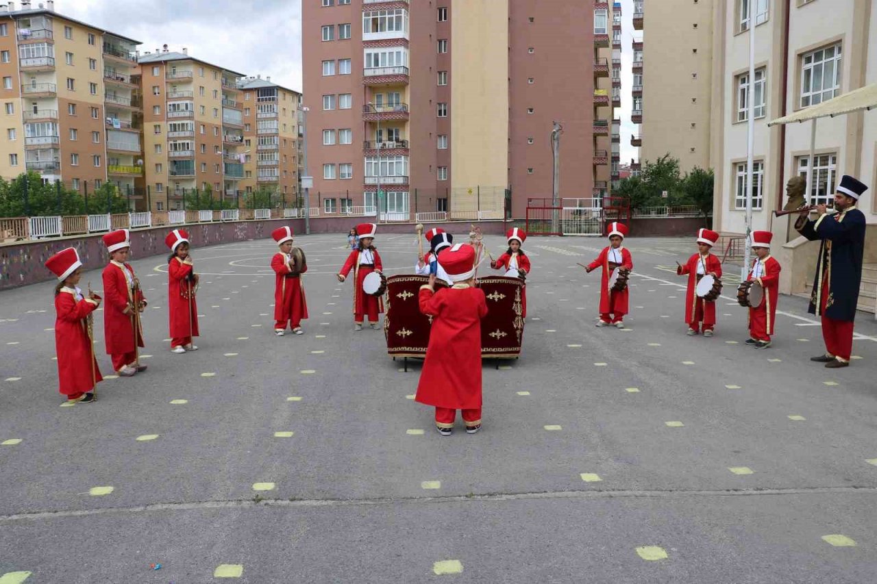 Mektepli minik mehteranlar geçmişten geleceği köprü oluyor