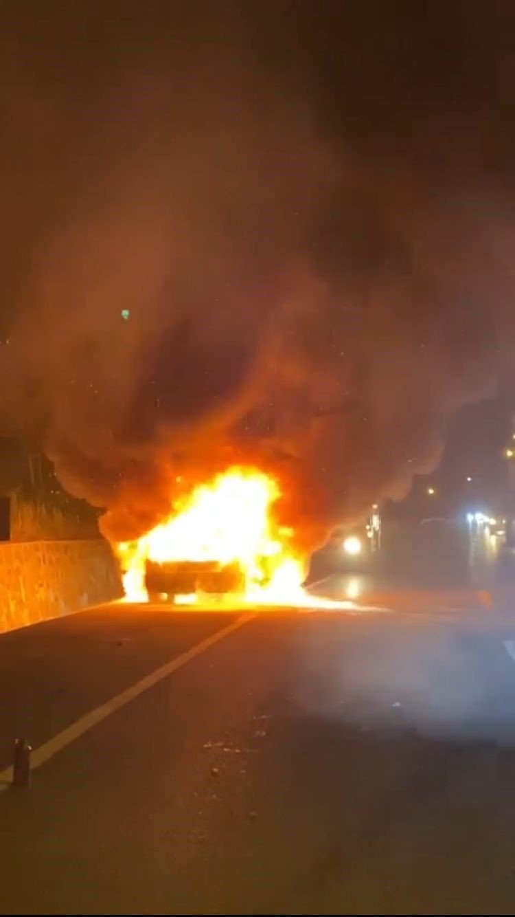 Otomobil alev topuna döndü: Sürücü son anda kurtuldu