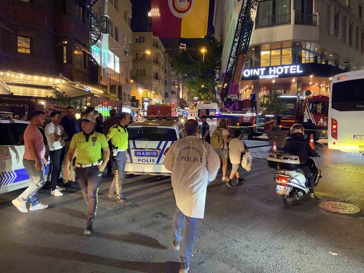 Taksim’de korkunç olay: Otelin demir korkuluklarına bağladığı iple intihar etti