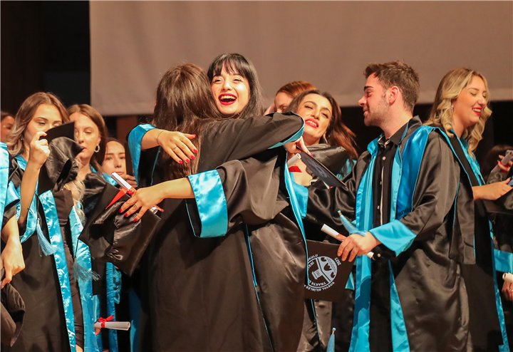 Üniversitelilerin mezuniyet sevinci