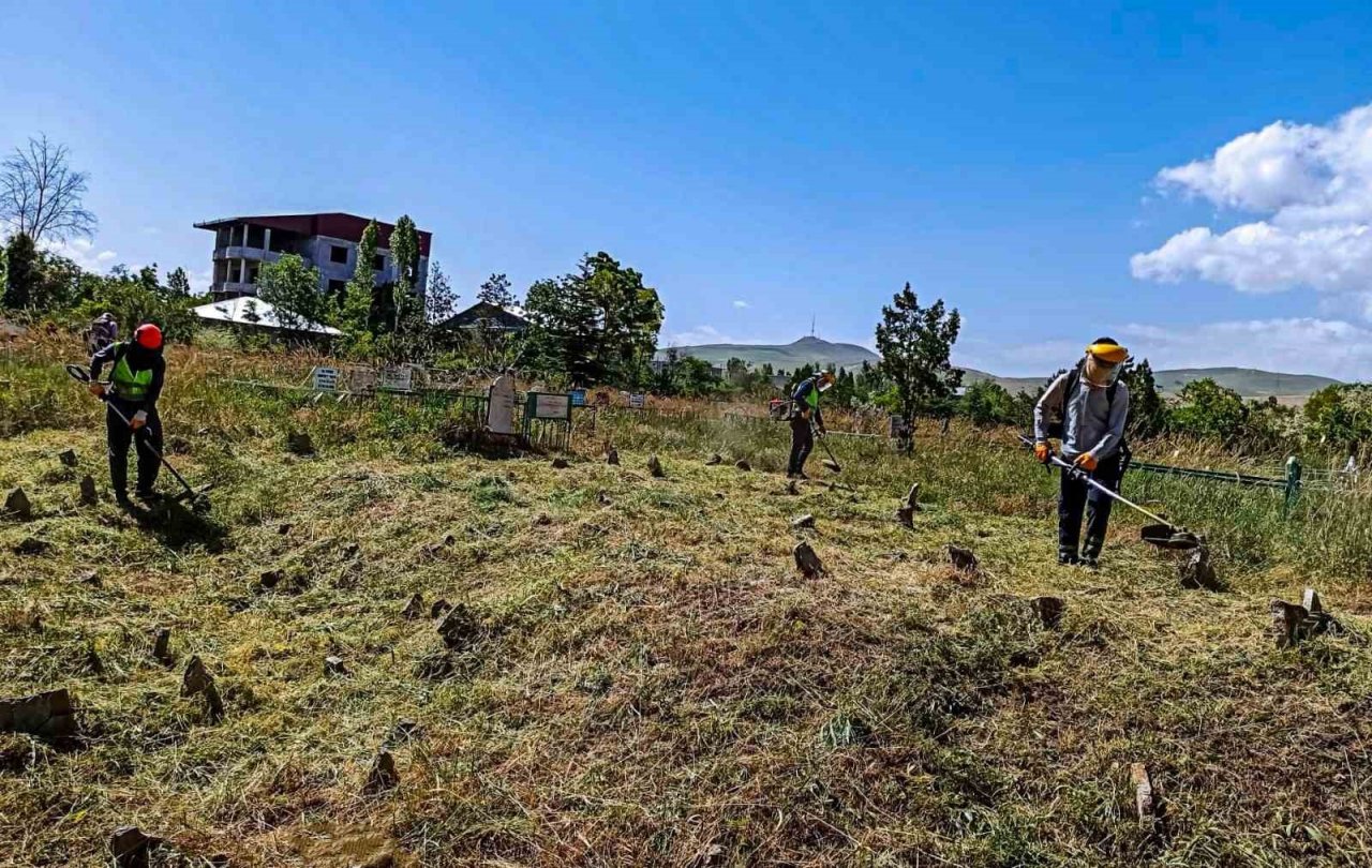 Kurban Bayramı öncesi mezarlıklarda sıkı temizlik