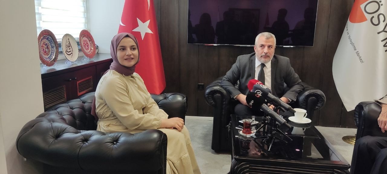 YKS’ye giren en genç ve en yaşlı aday ÖSYM’de bir araya geldi