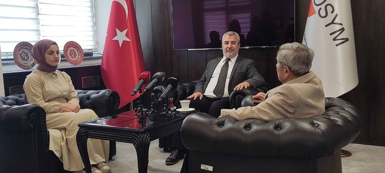 YKS’ye giren en genç ve en yaşlı aday ÖSYM’de bir araya geldi