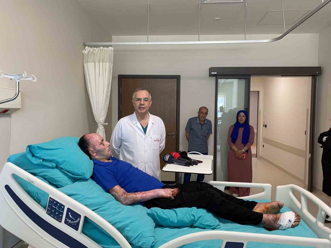 140 ameliyat geçiren 8 ayı aşkın süre hastanede kalan maden işçisi İzzet Ak taburcu edildi