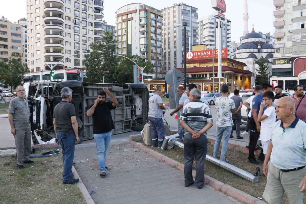 Adana’da sinyalizasyon direğine çarpan yolcu minibüsü devrildi: 3 yaralı