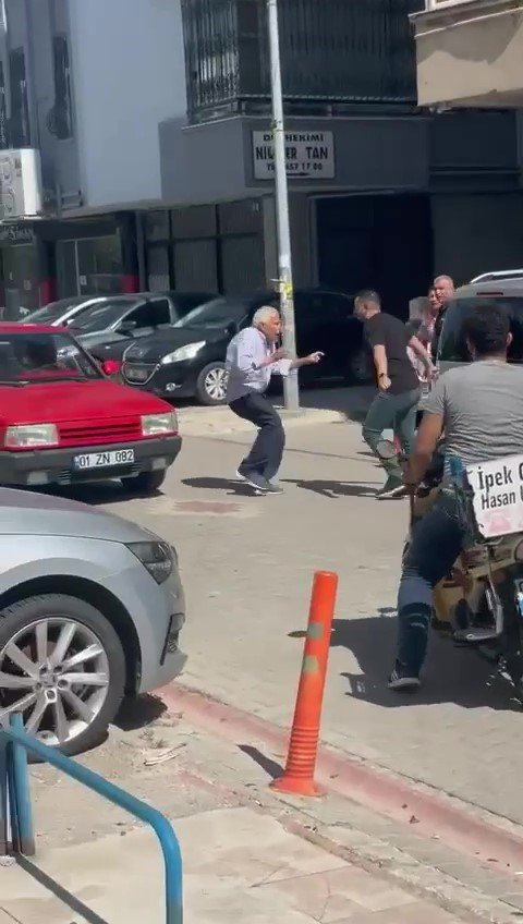 Sevgilisine çarpan yaşlı adamı herkesin gözü önünde bıçakladı