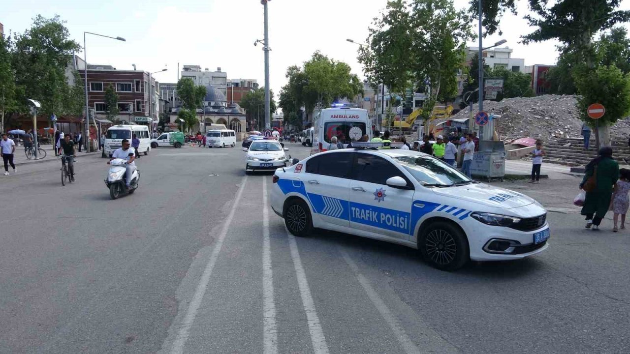 Polis aracı ile motosiklet çarpıştı: 2 yaralı
